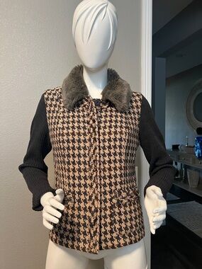 CAbi jacket with sweater sleeves and removable fur neckline. Size 8